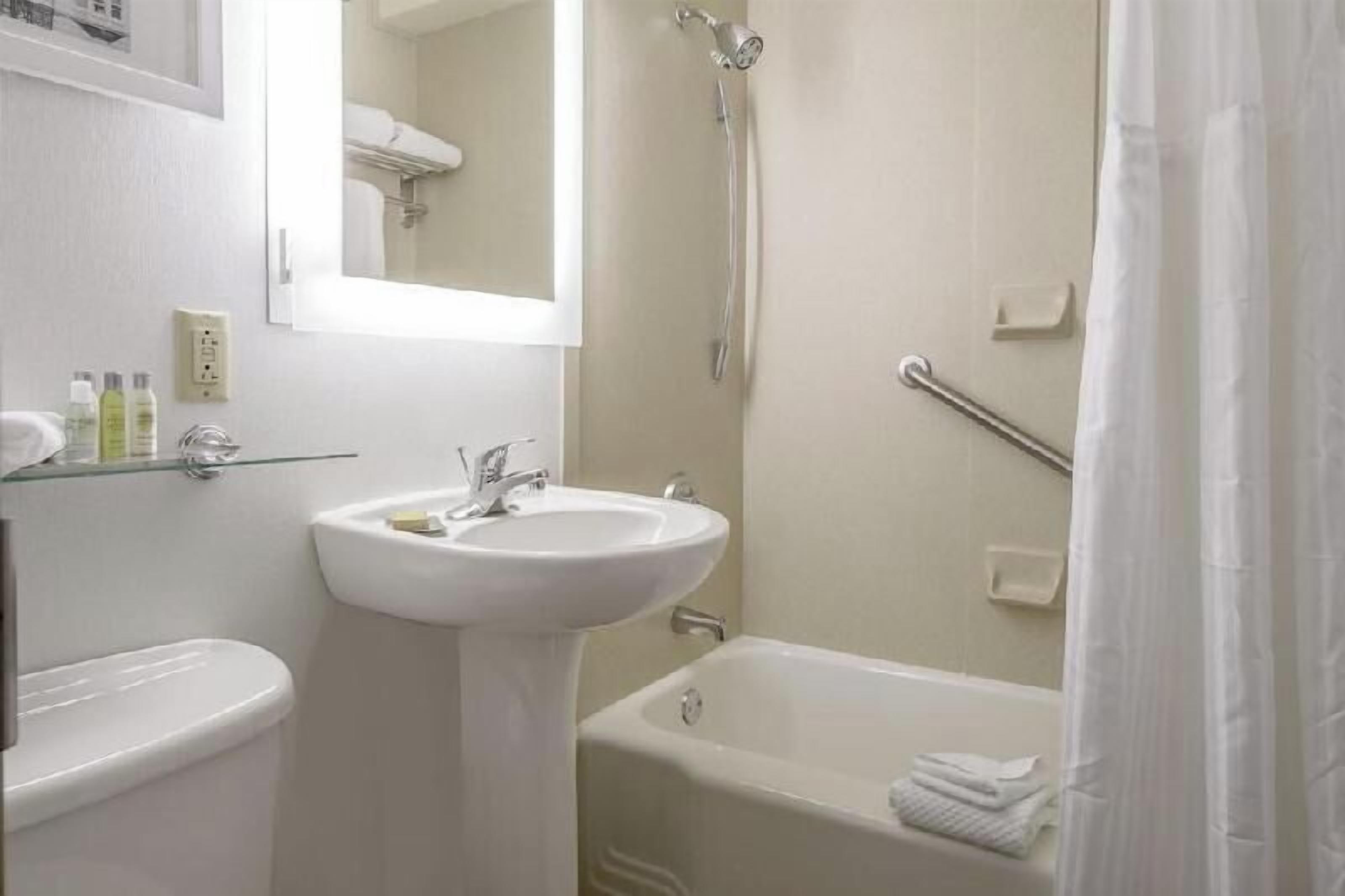 Badezimmer | Duschwanne, Designer-Toilettenartikel, Haartrockner, Bademäntel