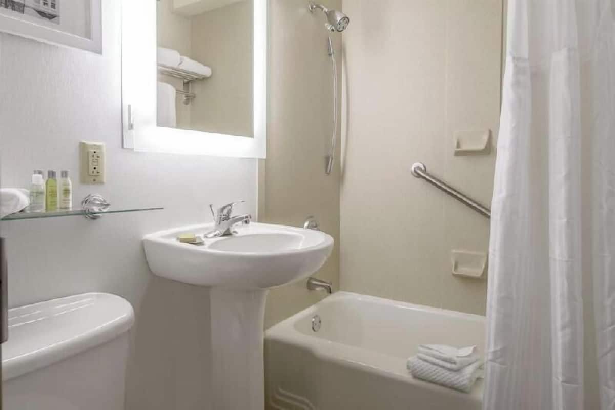 Bathroom | Combined shower/tub, designer toiletries, hair dryer, bathrobes