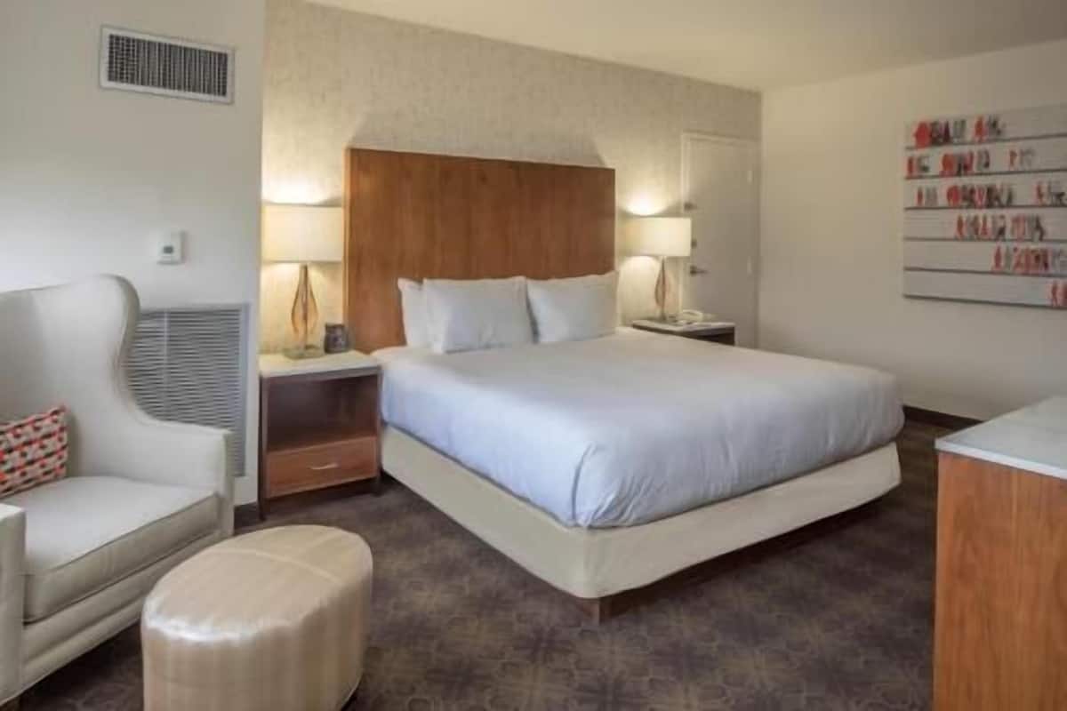 Hochwertige Bettwaren, Zimmersafe, Schreibtisch