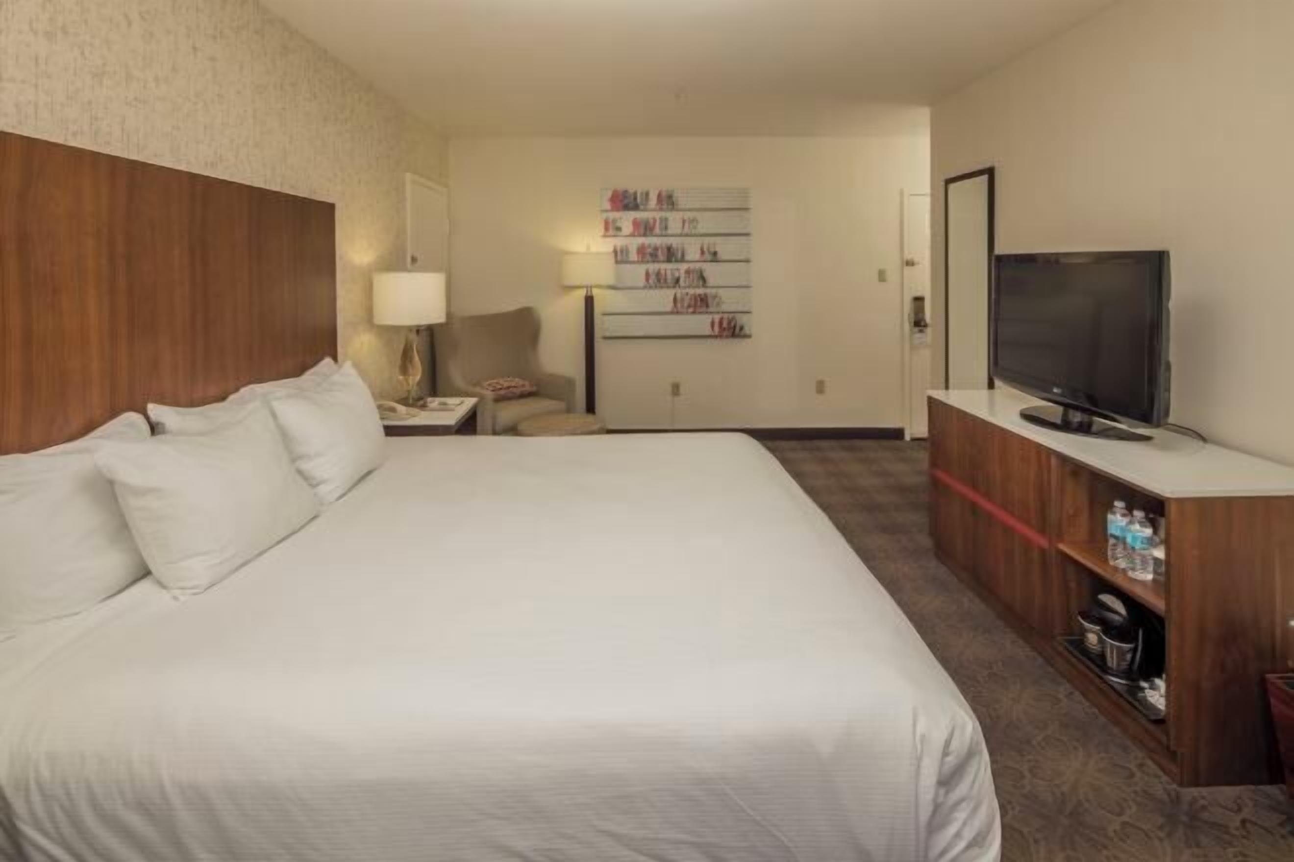 Ropa de cama de alta calidad y caja de seguridad en la habitación 