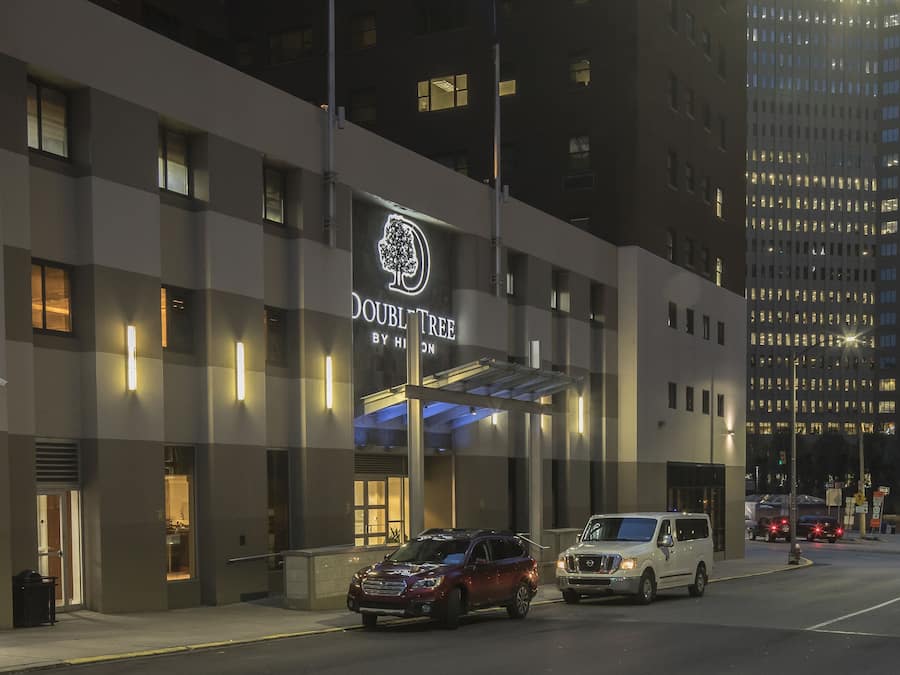 Fachada da propriedade à noite