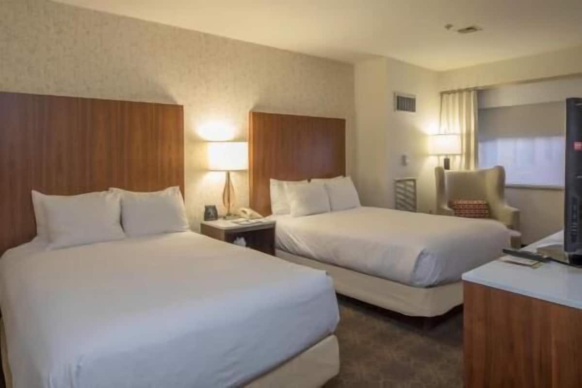 Hochwertige Bettwaren, Zimmersafe, Schreibtisch