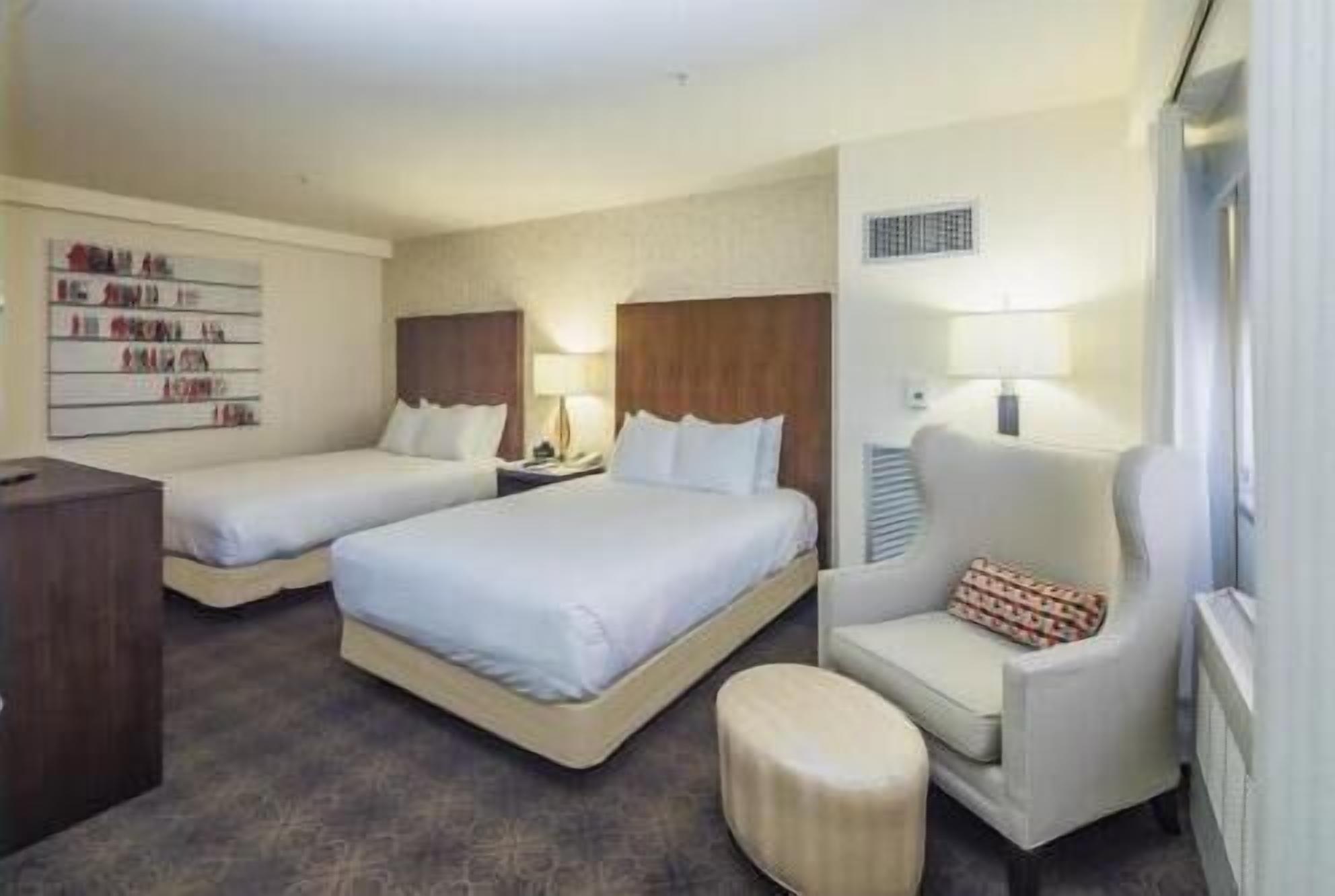 Hochwertige Bettwaren, Zimmersafe, Schreibtisch