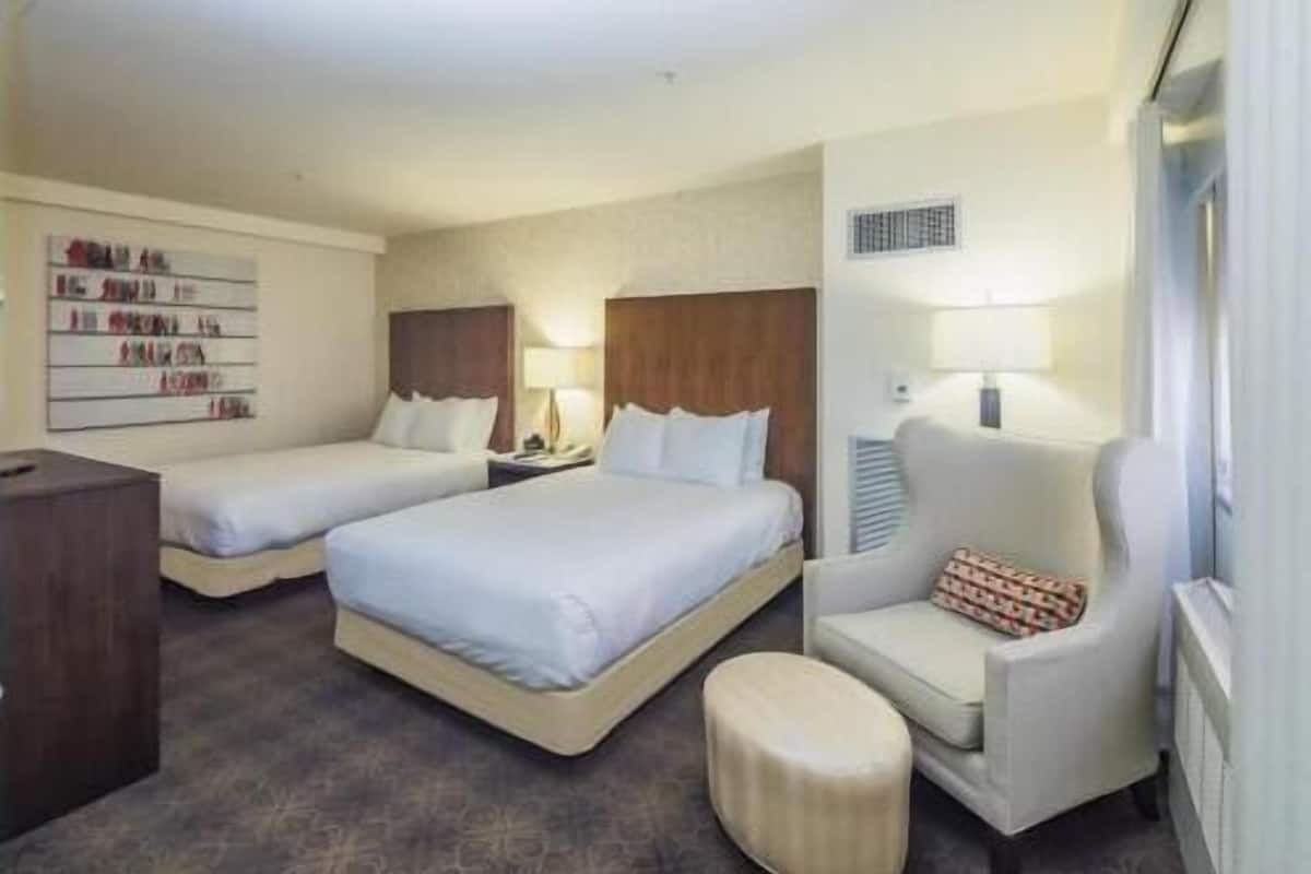 Hochwertige Bettwaren, Zimmersafe, Schreibtisch