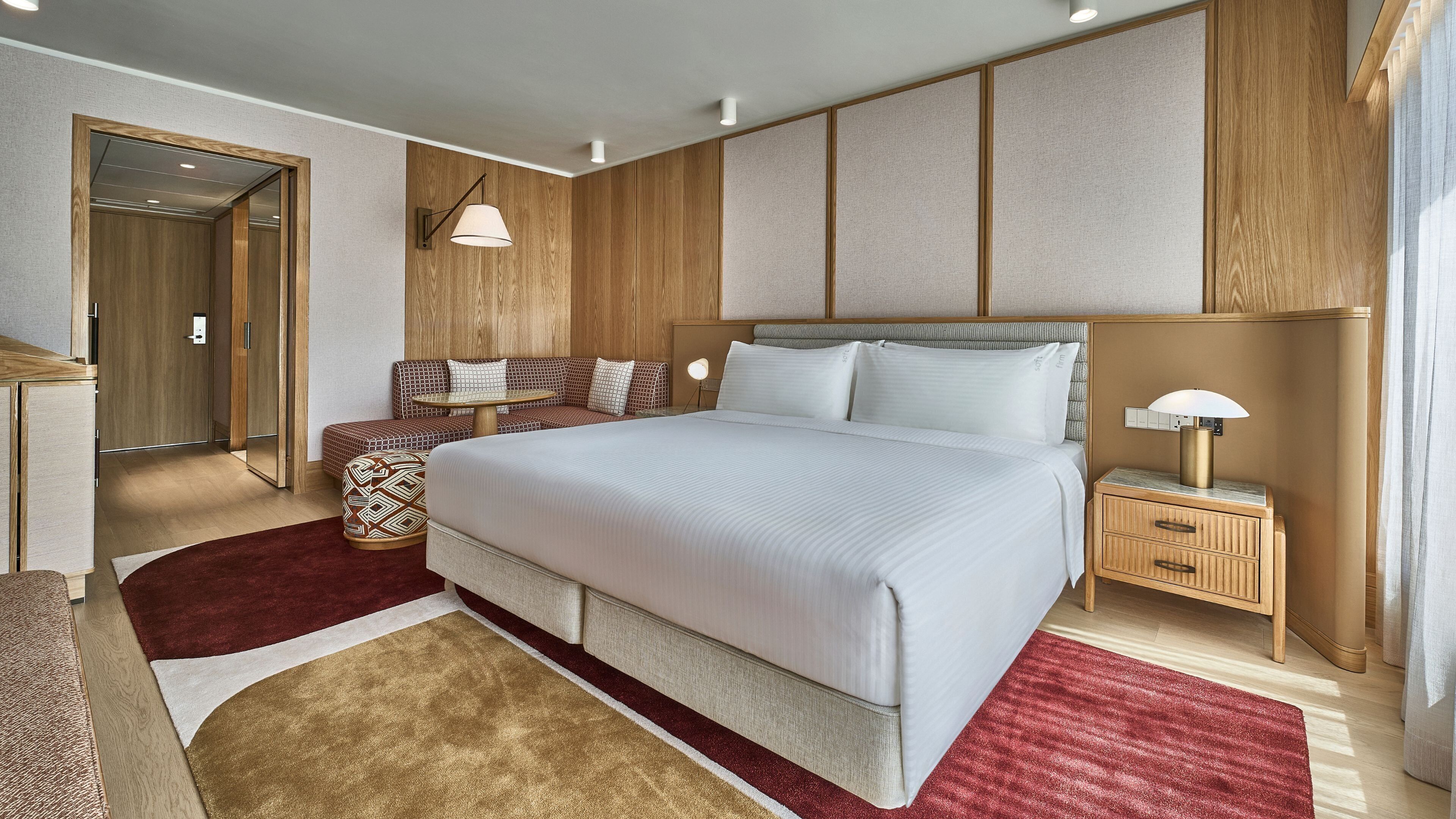 尊荣客房, 1 张特大床 | 迷你吧、客房内保险箱、办公桌、笔记本电脑工作区