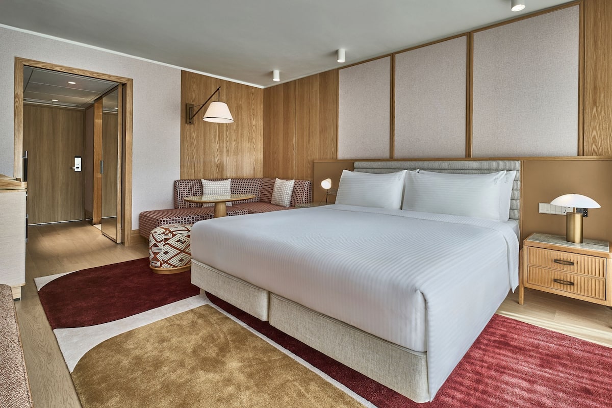 尊荣客房, 1 张特大床 | 迷你吧、客房内保险箱、办公桌、笔记本电脑工作区