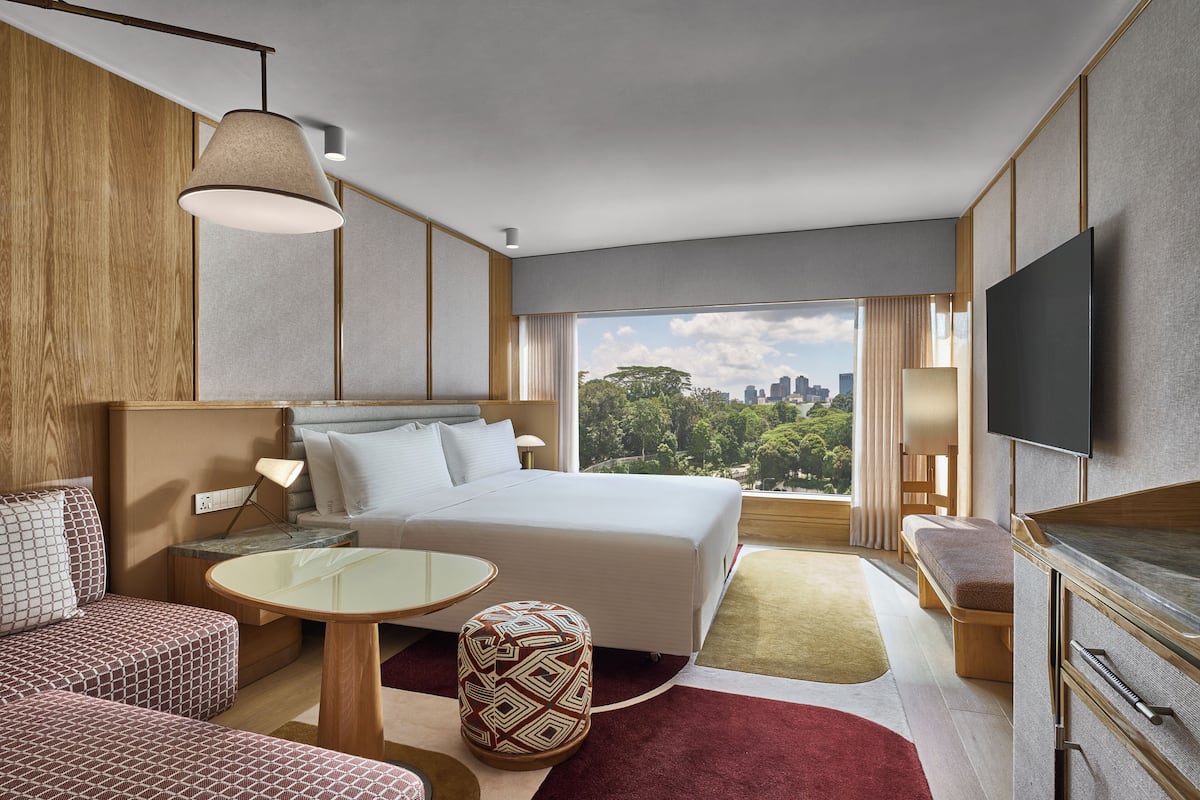 Minibar, värdeförvaringsskåp på rummet och skrivbord