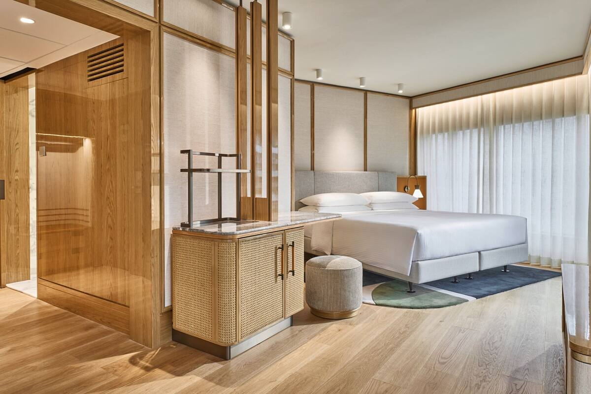 Suite Junior, 1 Tempat Tidur King | Brankas, meja kerja, ruang kerja ramah laptop, dan tirai kedap cahaya