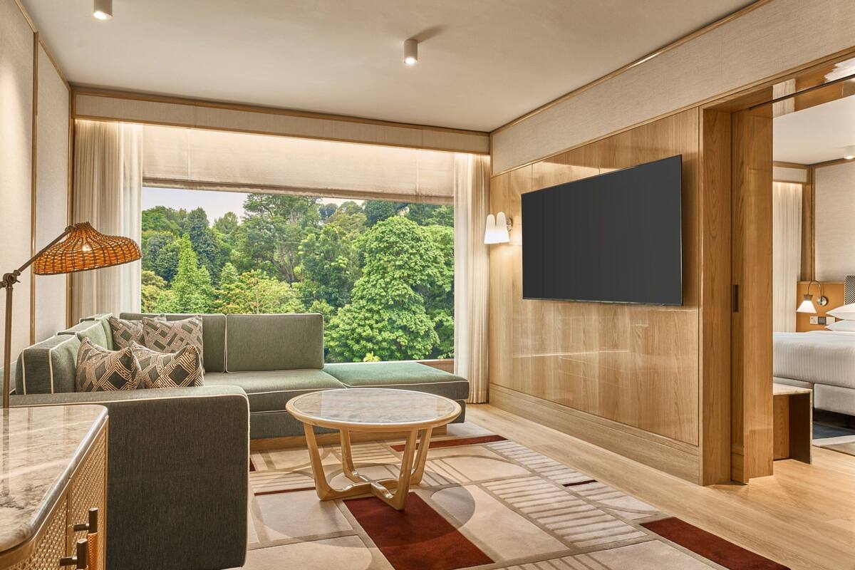 Suite, 1 Tempat Tidur King | Brankas, meja kerja, ruang kerja ramah laptop, dan tirai kedap cahaya