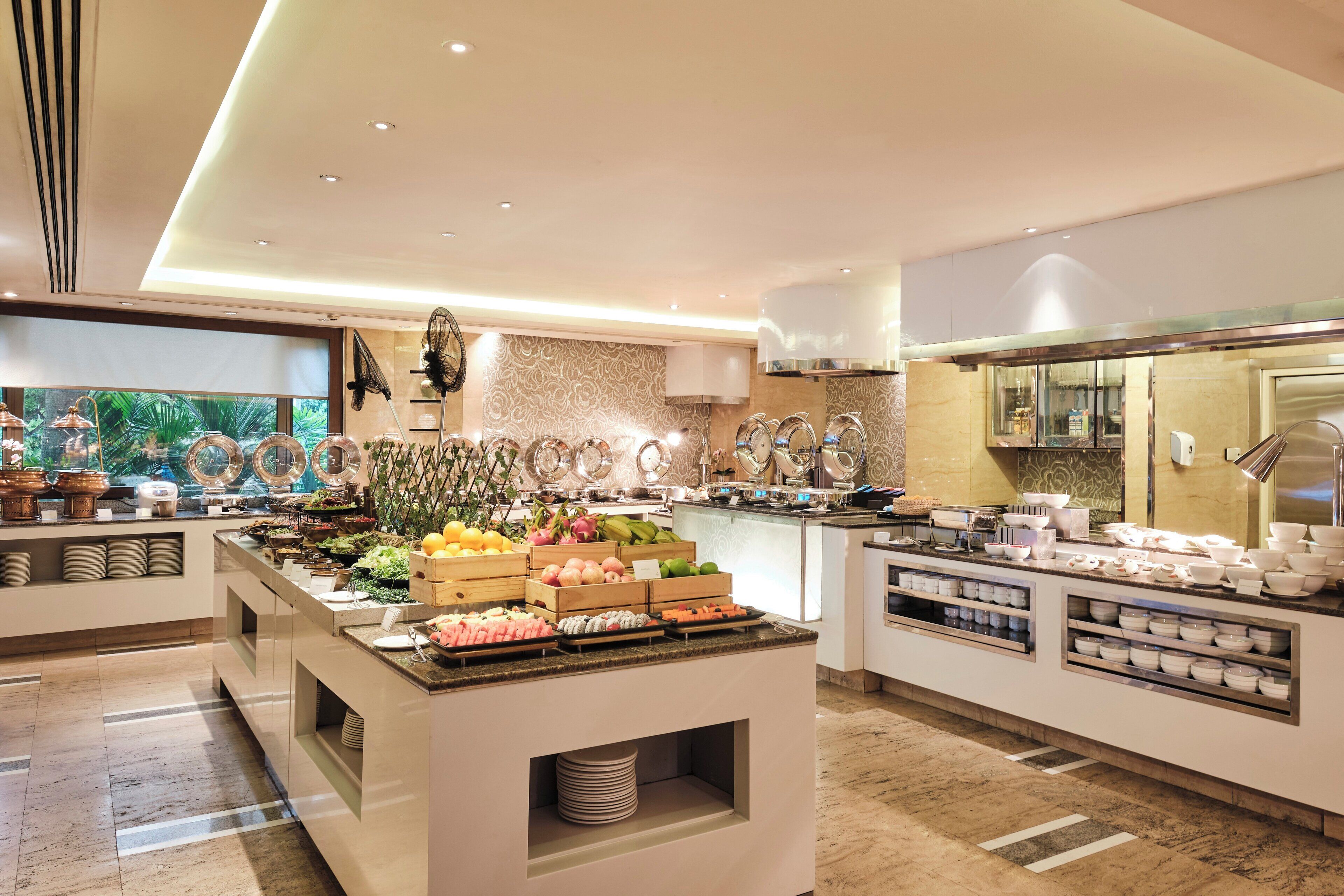 2 restaurants, breakfast, lunch, dinner served; international cuisine