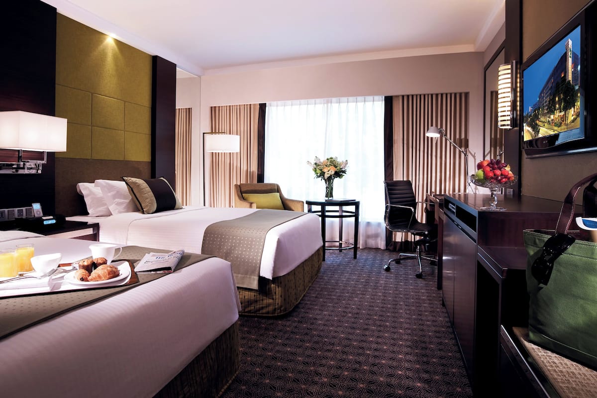 Minibar, caja de seguridad en la habitación y escritorio