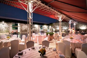 2 restaurants, breakfast, lunch, dinner served; international cuisine