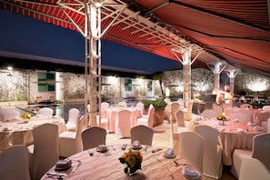 2 restaurants, breakfast, lunch, dinner served; international cuisine