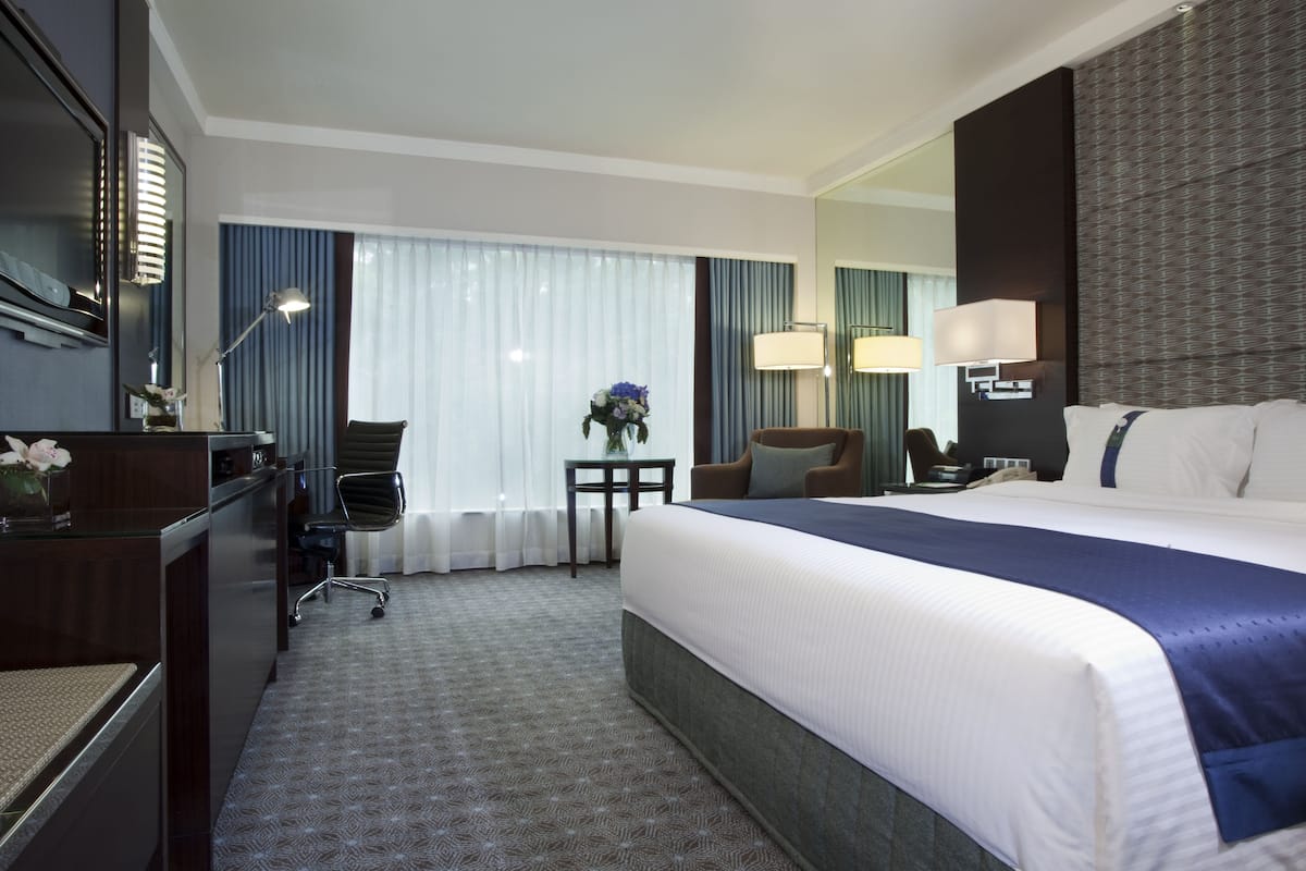 Standard Room, 1 King Bed | Minibar, in-room safe, desk, laptop workspace