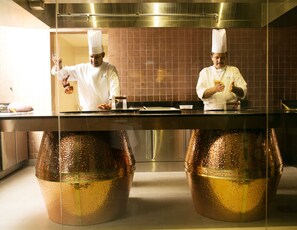2 restaurants, breakfast, lunch, dinner served; international cuisine