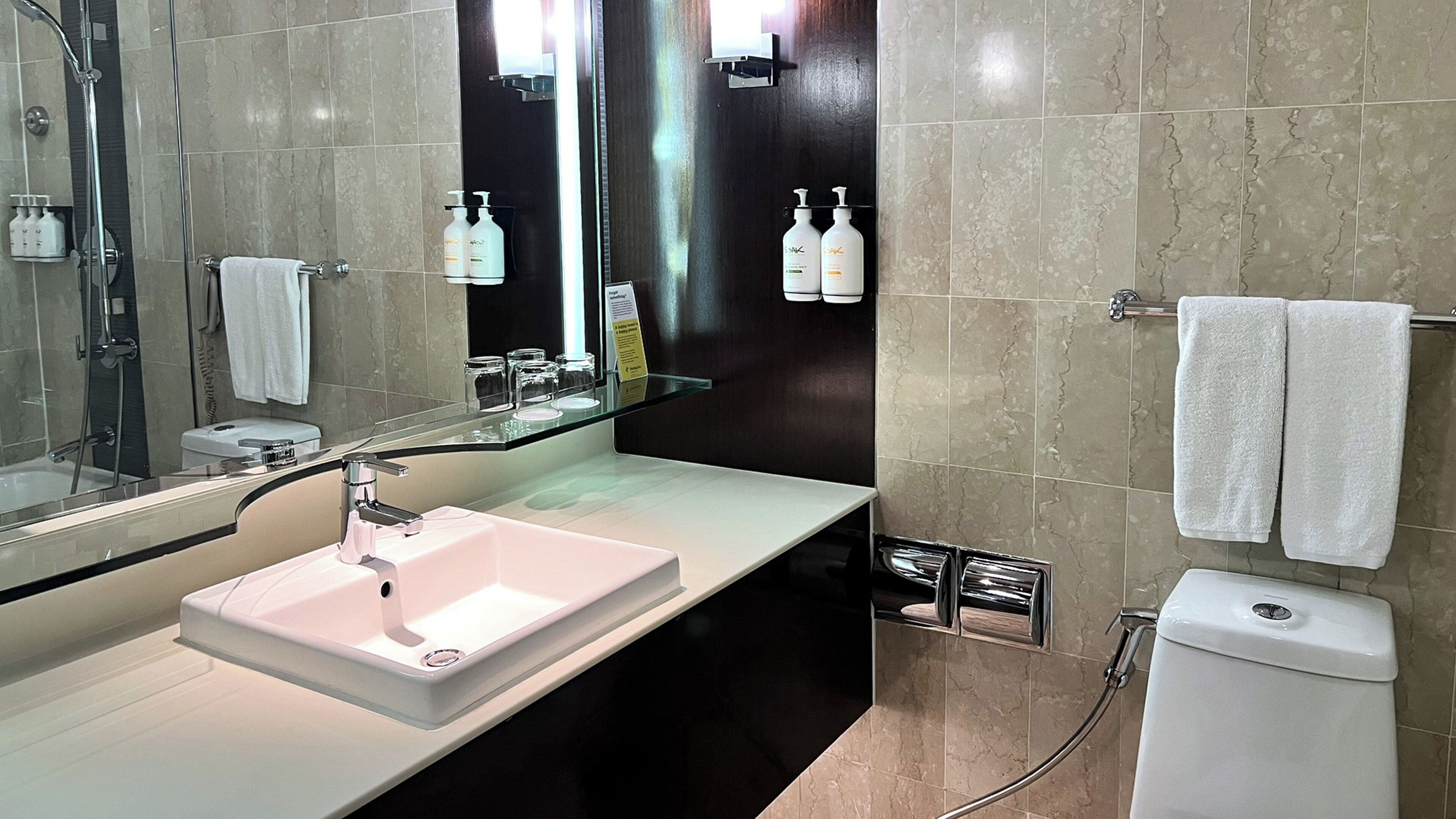 deep-soaking bathtub, hydromassage showerhead, eco-friendly toiletries