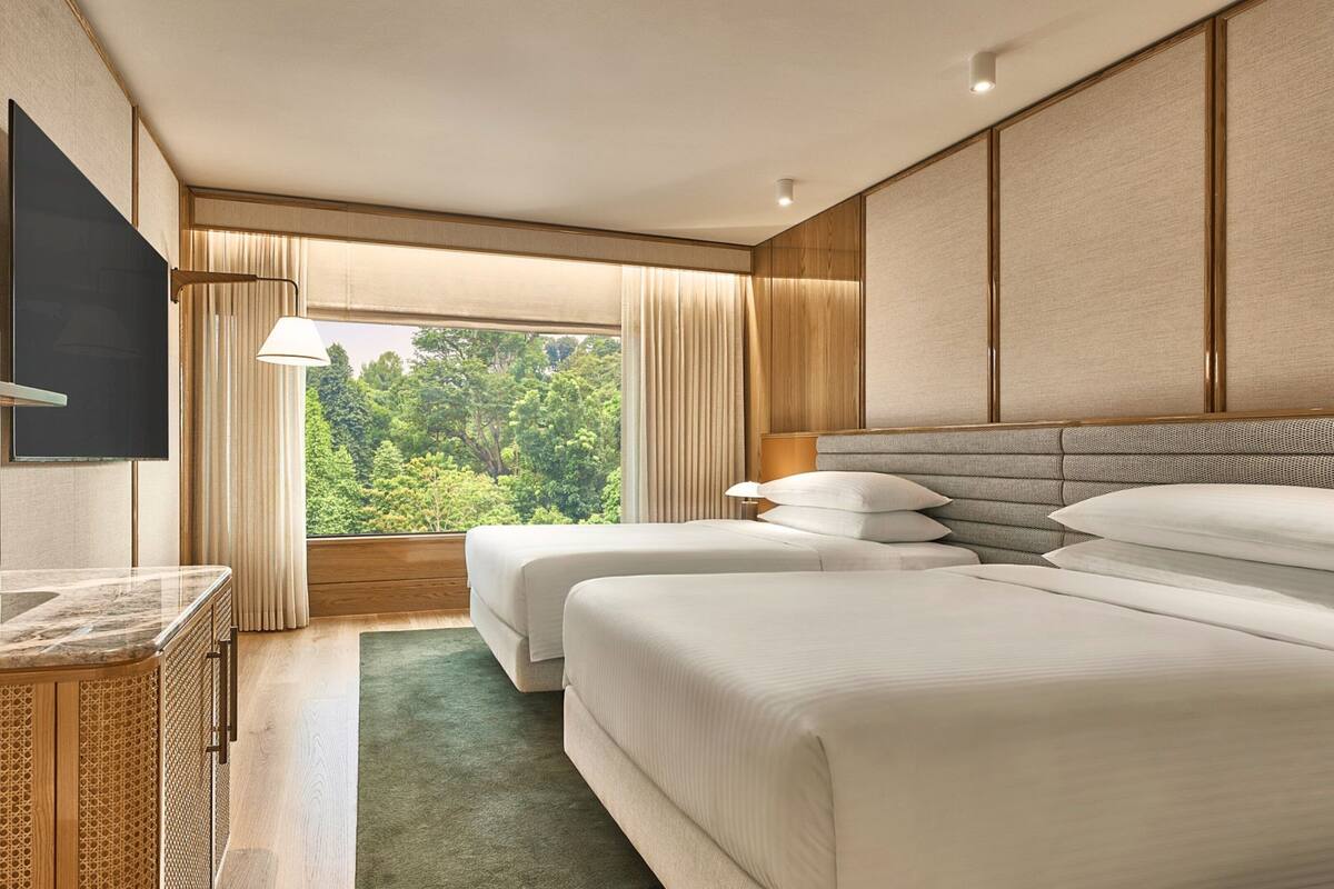 Kamar Premium, 2 Tempat Tidur Double | Brankas, meja kerja, ruang kerja ramah laptop, dan tirai kedap cahaya