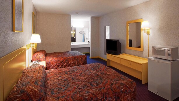 Iron/ironing board, cribs (free), rollaway beds (surcharge) - Americas Best Value Inn West Memphis (West Memphis)