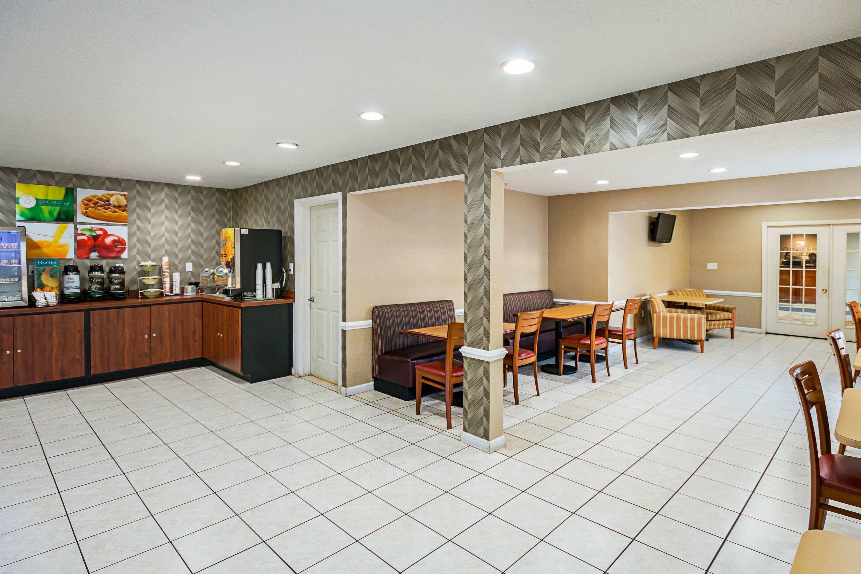 Un grand espace dédié à la salle à manger, aménagé avec un buffet, comprenant un réfrigérateur et divers aliments.
