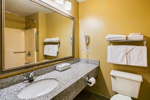 Bathtub, eco-friendly toiletries, hair dryer, towels - Quality Inn Fairmont (Fairmont)