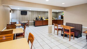 Un restaurante con cabinas, mesas y una zona de bar.