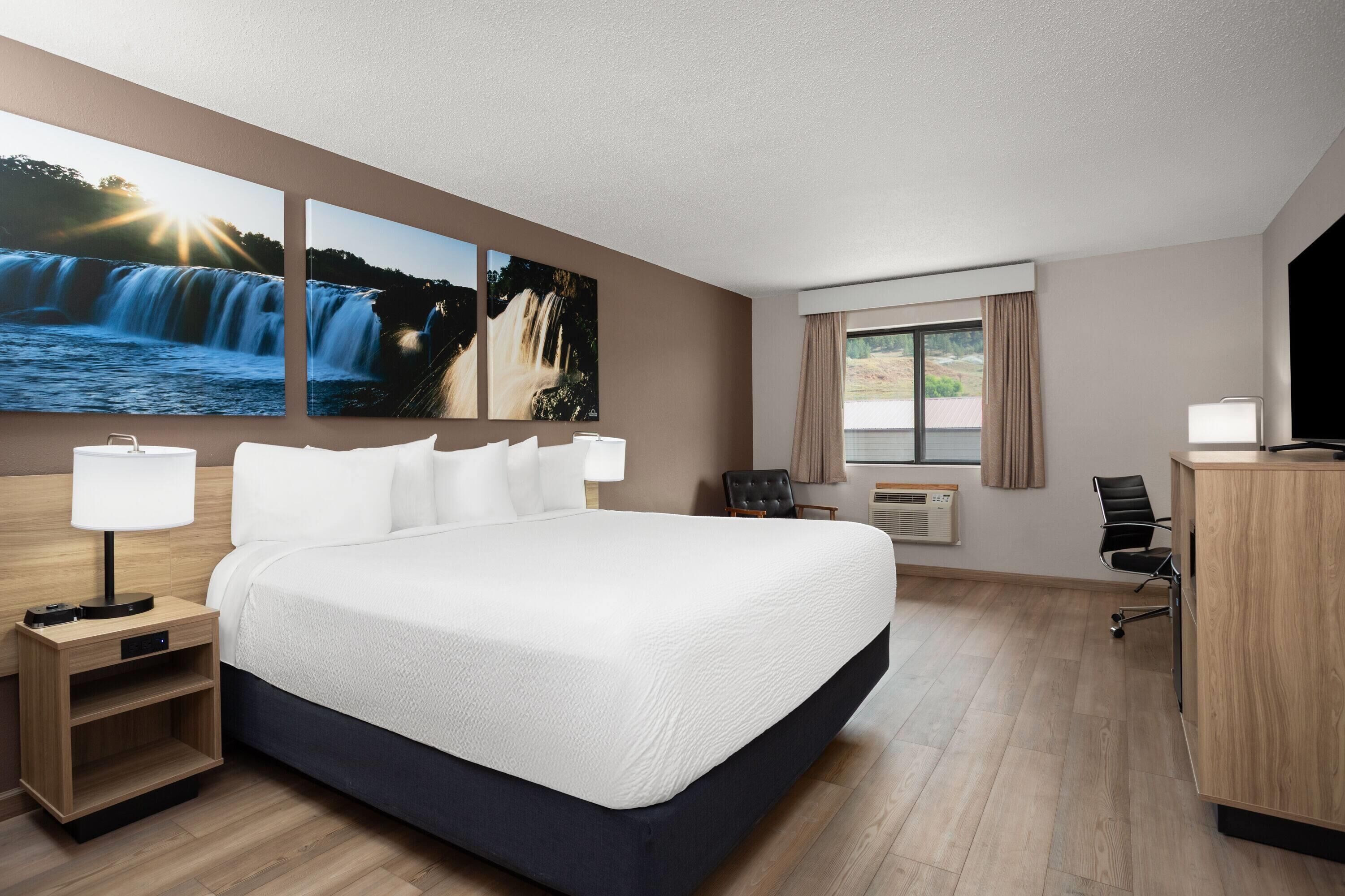 Standard King | Free cribs/infant beds, rollaway beds, free WiFi, bed sheets