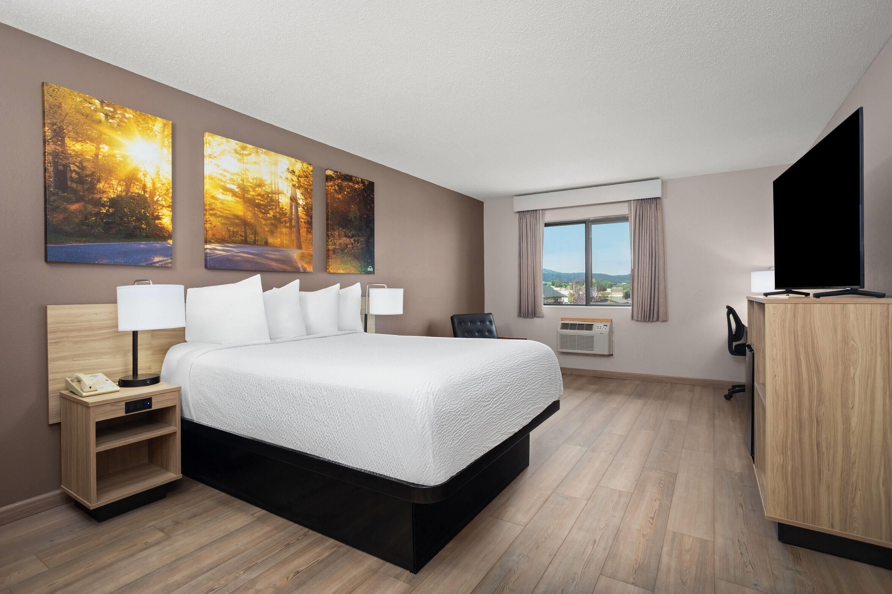 Standard Single Queen | Free cribs/infant beds, rollaway beds, free WiFi, bed sheets