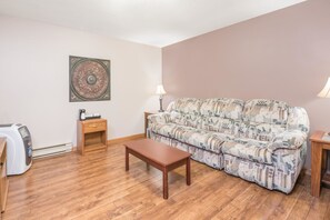 Suite, 1 Bedroom, Non Smoking | Free cribs/infant beds, rollaway beds, free WiFi, bed sheets