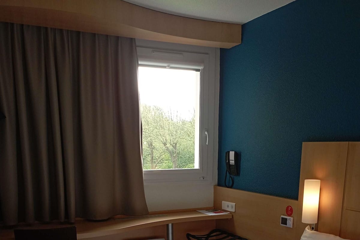 Standard Room, 2 Single Beds | Desk, soundproofing, iron/ironing board, free WiFi