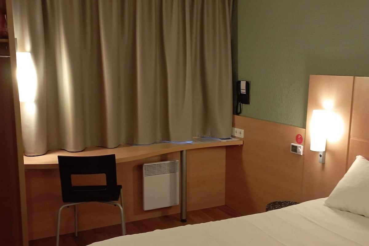 Habitación estándar, 1 cama doble | Escritorio, sistema de insonorización, tabla de planchar con plancha