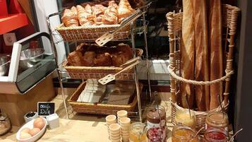 Petit déjeuner buffet (12.90 EUR par personne)