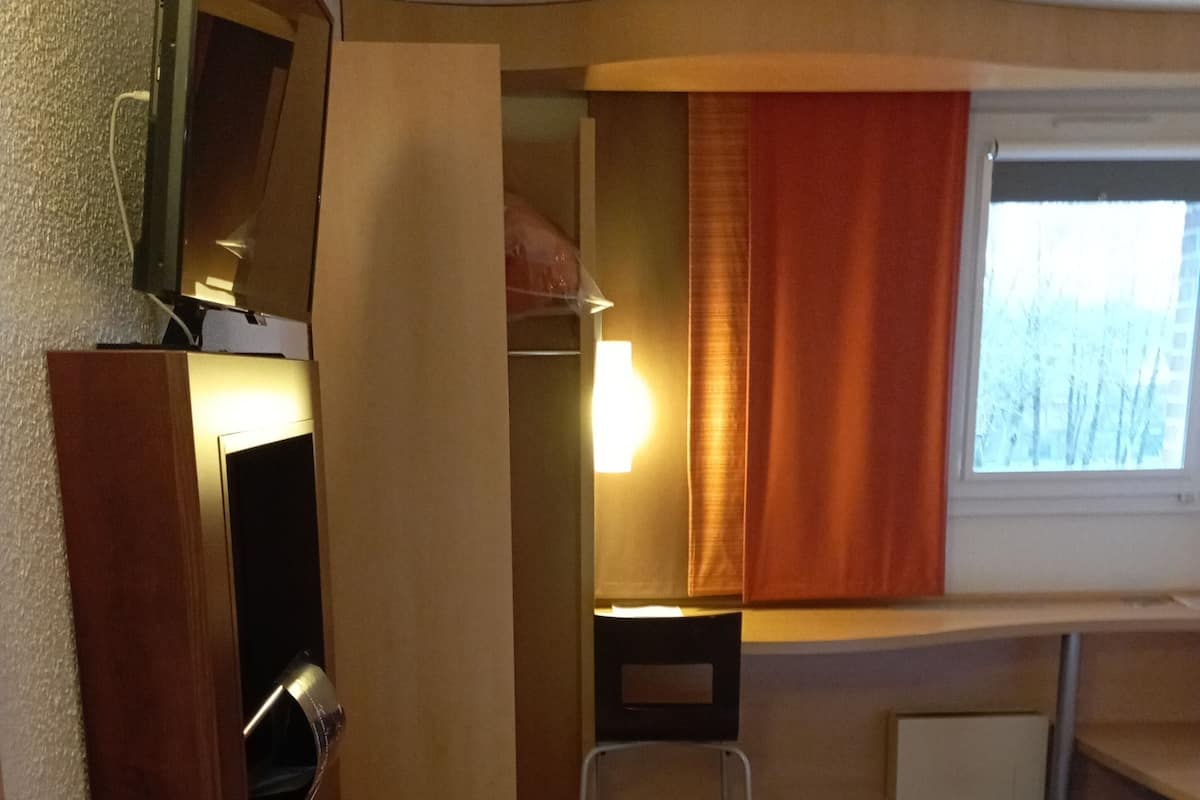 Desk, soundproofing, iron/ironing board, free WiFi