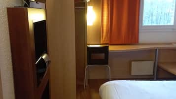标准房, 1 张双人床 | 办公桌、隔音、熨斗/熨板、免费 WiFi