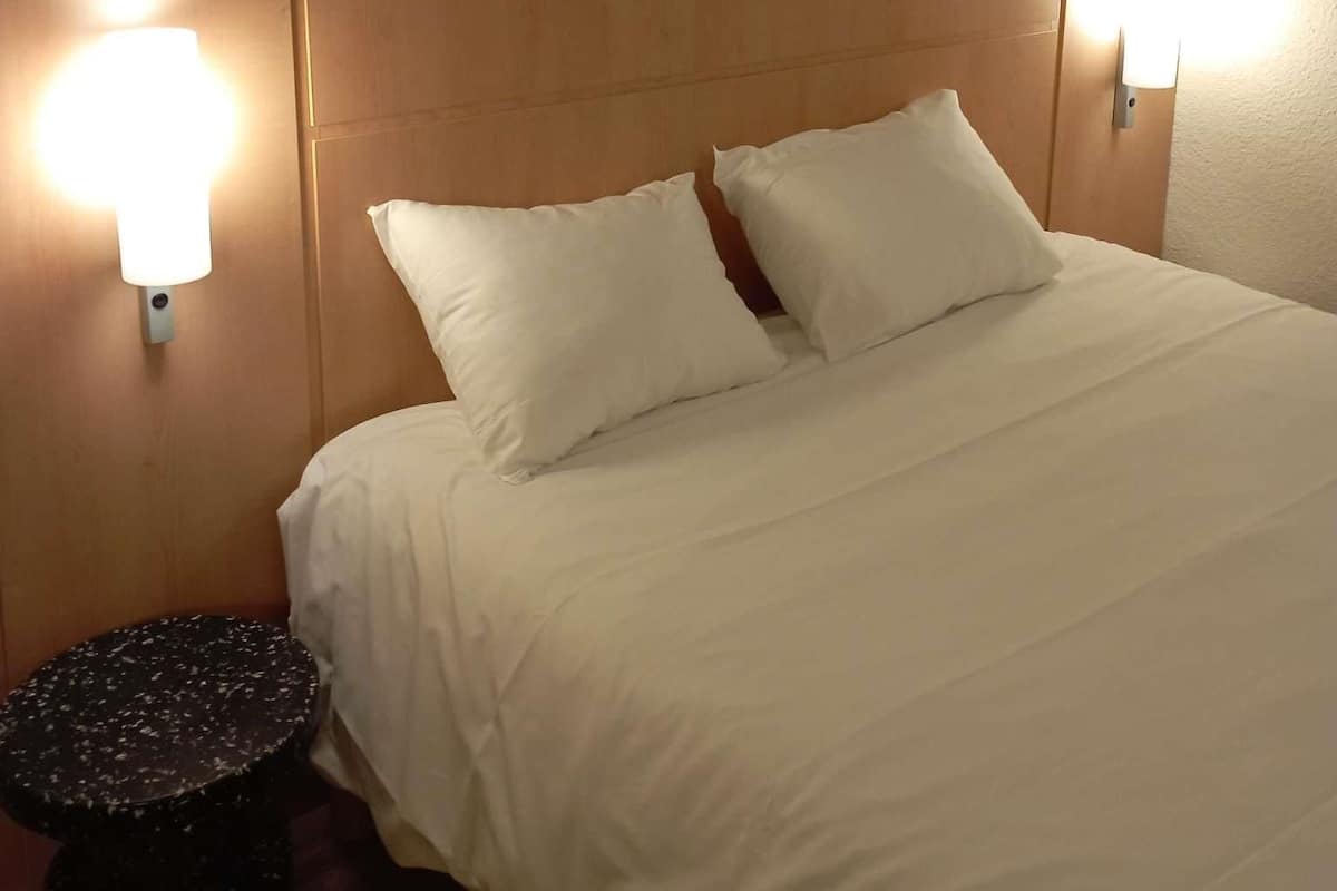 Standard Room, 1 Double Bed | Desk, soundproofing, iron/ironing board, free WiFi