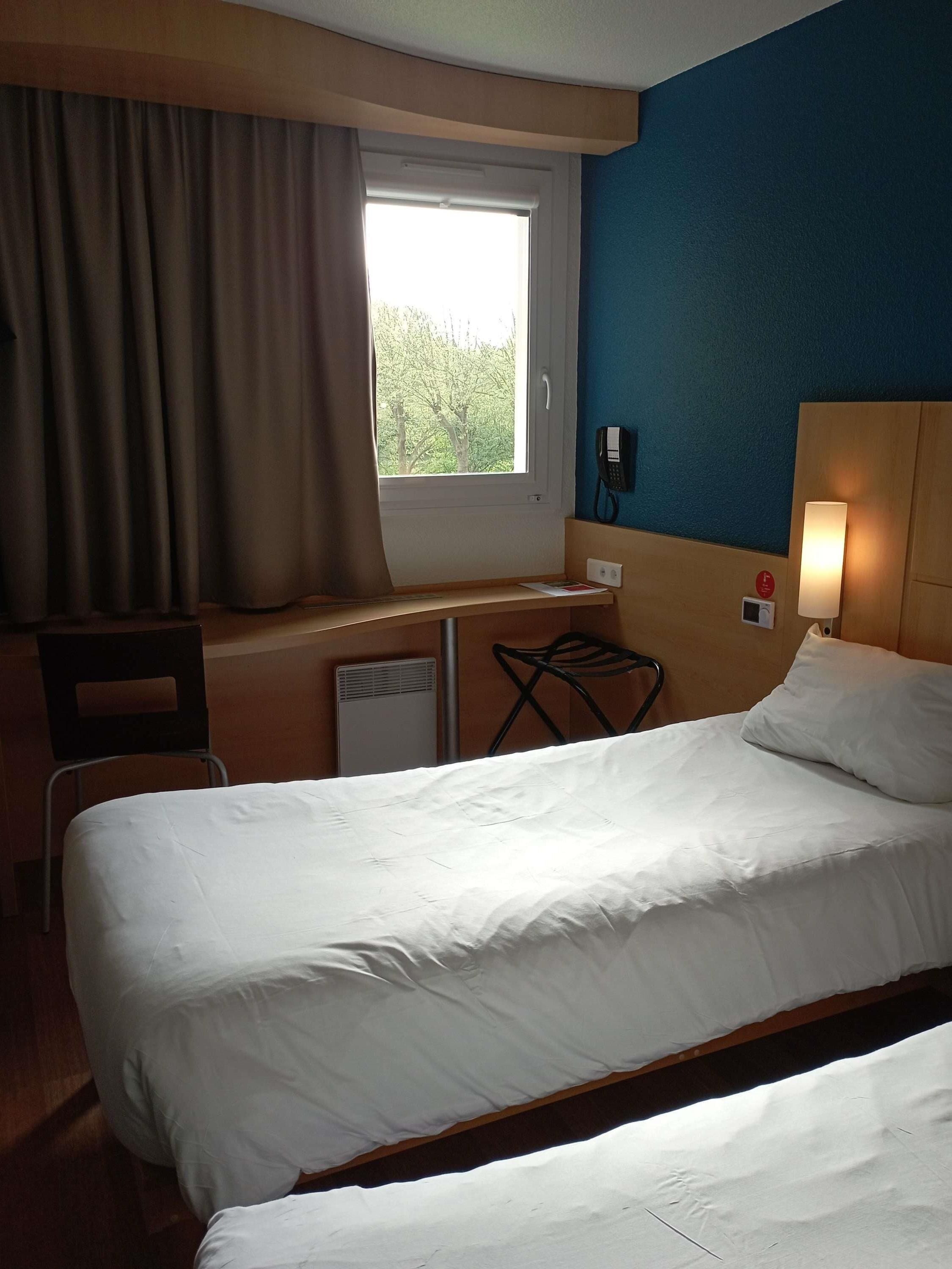 Standard Room, 2 Twin Beds | Desk, soundproofing, iron/ironing board, free WiFi