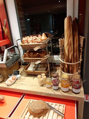 每日供應吃到飽早餐 (每人 EUR12.90)