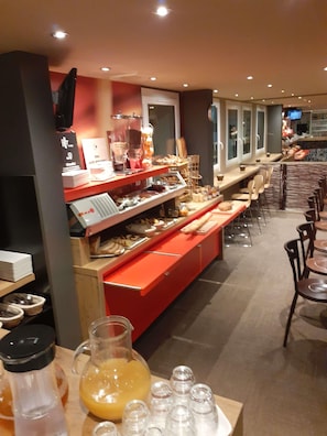 Dagelijks ontbijtbuffet (EUR 12.90 per persoon)