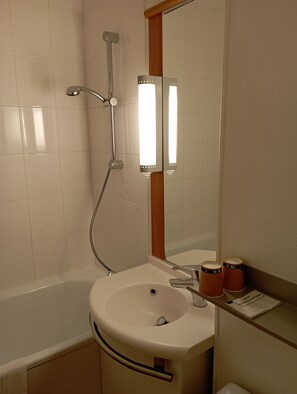 Standard Room, 2 Twin Beds | Bathroom | Eco-friendly toiletries, hair dryer, towels - Ibis Fourmies (Fourmies)