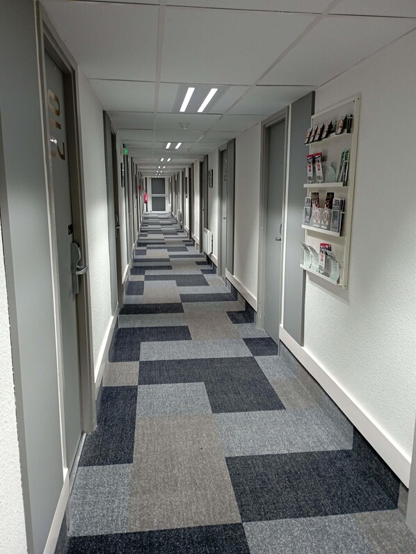 办公桌、隔音、熨斗/熨板、免费 WiFi