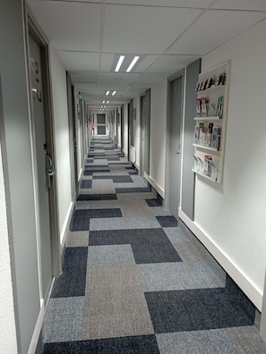 Bureau, chambres insonorisées, fer et planche à repasser, Wi-Fi gratuit