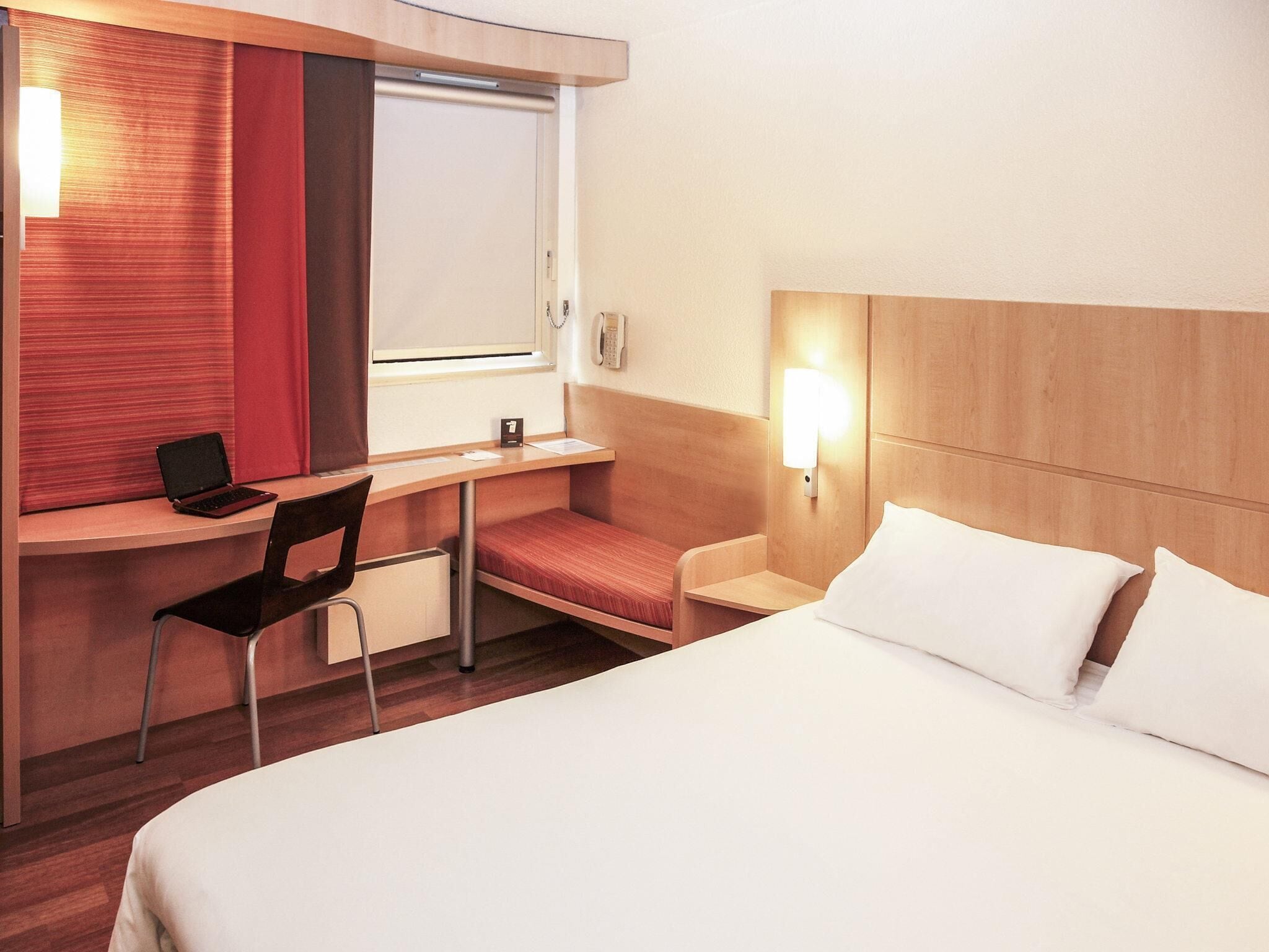 Työpöytä, äänieristys, silitysrauta/-lauta, ilmainen Wi-Fi