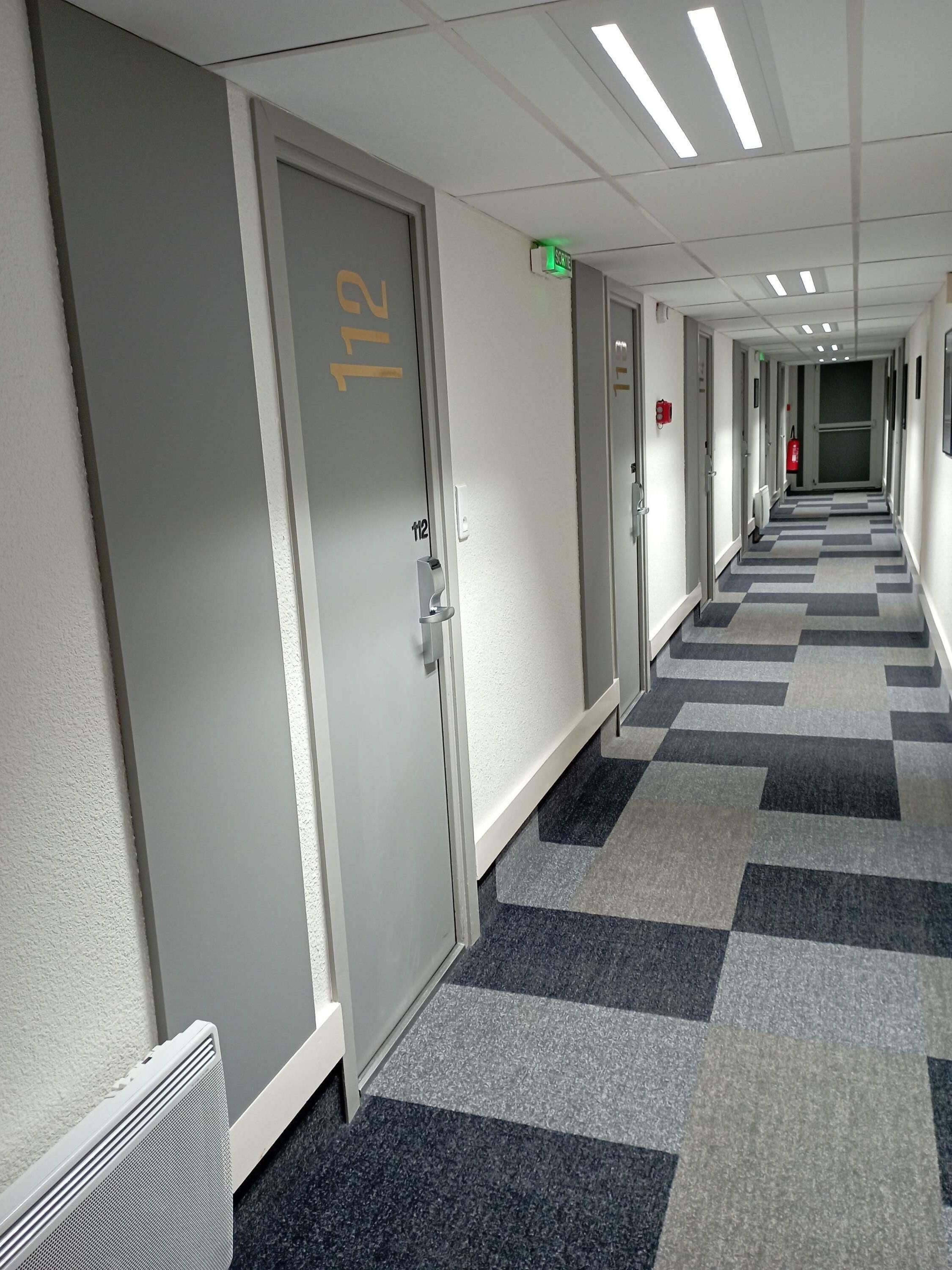 办公桌、隔音、熨斗/熨板、免费 WiFi
