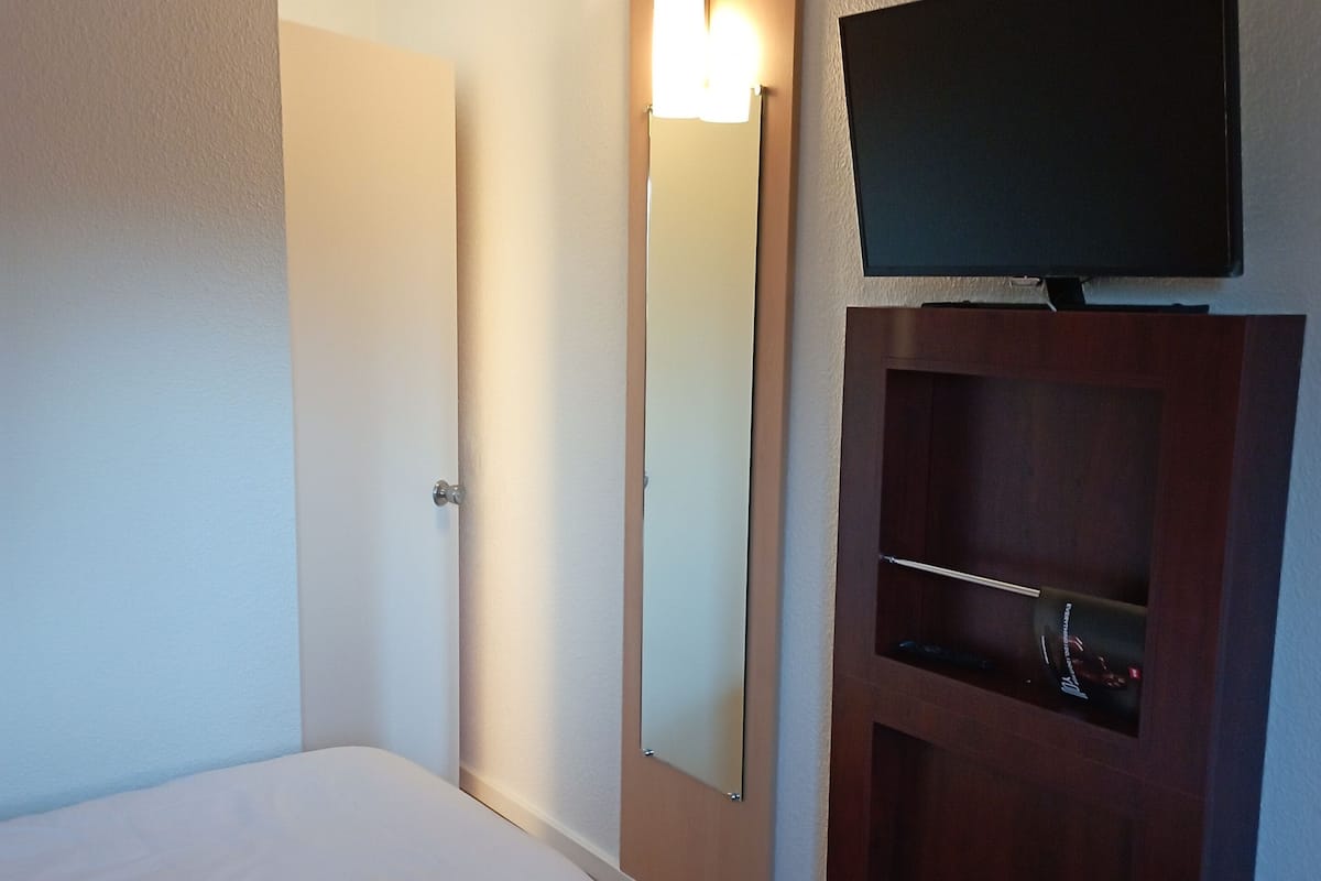 Desk, soundproofing, iron/ironing board, free WiFi