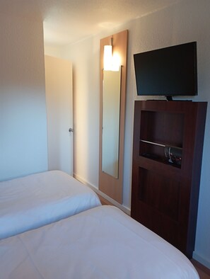 Standard Room, 2 Twin Beds | Desk, soundproofing, iron/ironing board, free WiFi - Ibis Fourmies (Fourmies)