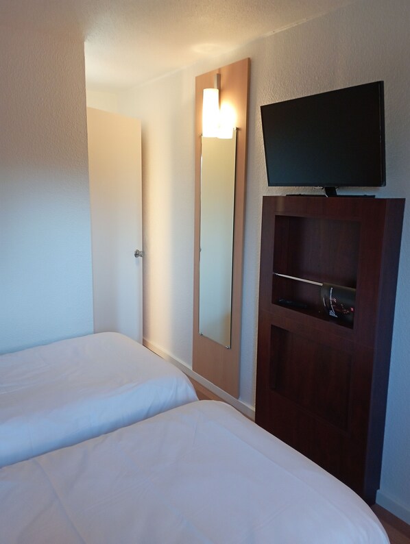 Standard Room, 2 Twin Beds | Desk, soundproofing, iron/ironing board, free WiFi