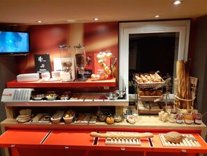 Tägliches Frühstücksbuffet (12.90 EUR pro Person)