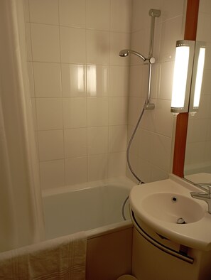 Standard Room, 2 Twin Beds | Bathroom | Eco-friendly toiletries, hair dryer, towels - Ibis Fourmies (Fourmies)