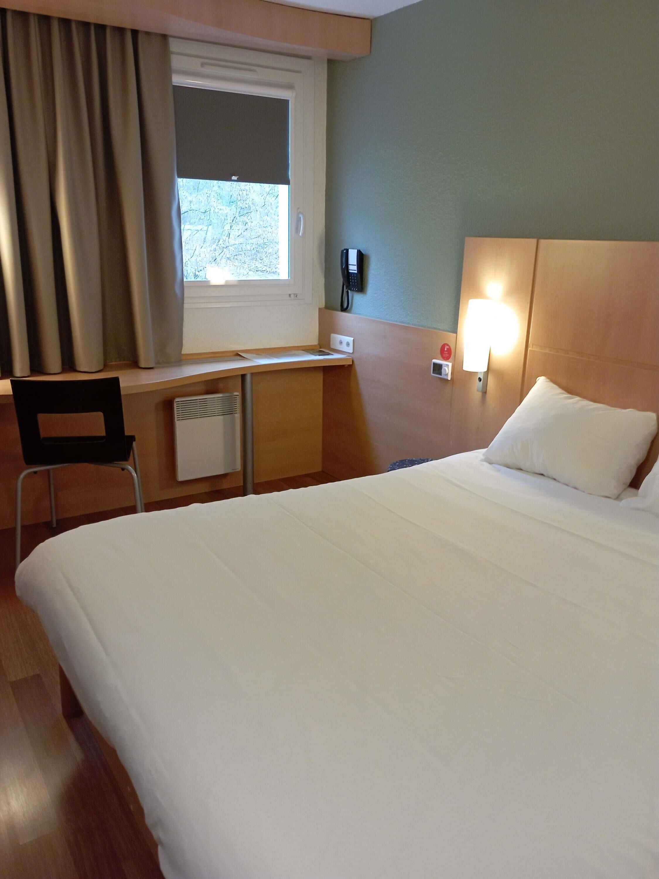 Standaard kamer, 1 tweepersoonsbed | Een bureau, geluiddichte muren, een strijkplank/strijkijzer, gratis wifi