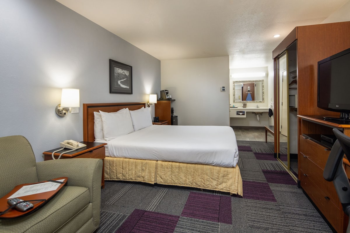 Memory-foam beds, in-room safe, desk, blackout curtains