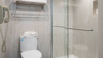 Amenidades de baño de diseñador, secadora de cabello, toallas, shampoo